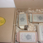 Coffret cadeaux découverte SAF composé de 4 recettes originales de savons soin saponifiés à froid; Le coffret est une boite carton garnie de frisure. Le tout reçyclé .